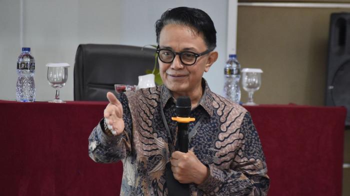 PEMBICARA- Anggota DPRD Provinsi Sumatera Barat, Indra Catri Datuak Malako Nan Putiah menjadi narasumber dalam FGD dan diseminasi hasil pengabdian kepada masyarakat di Premier Basko Hotel Padang, Sumbar, Kamis, (11/6/2026) yang digelar UNP.  Indra Catri memaparkan peran DPRD dalam penguatan ekositem usaha kecil Sumatera Barat