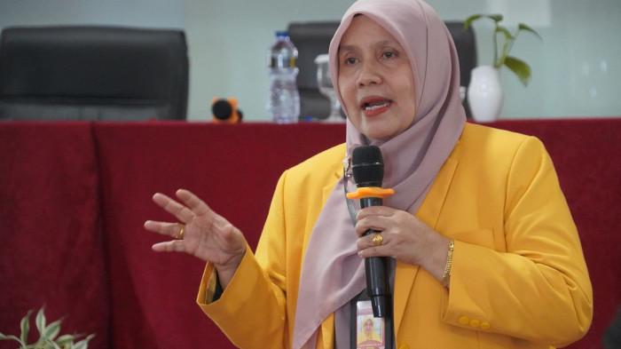 PAPARAN- Ketua tim pengabdian, Prof. Dr. Yuliana saat memberikan penjelasan dalam FGD dan diseminasi hasil pengabdian kepada masyarakat di Premier Basko Hotel Padang, Sumbar, Kamis, (11/6/2026). Pertemuan mengulas terkait hilirisasi produk kuliner lokal Nagari Maninjau, Kabupaten Agam dengan pendekatan OVOP