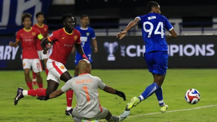 BEREBUT BOLA - Penyerang Persib Bandung, Uilliam Barros, terlibat perebutan bola dengan kiper Manila Digger pada laga playoff AFC Champions League Two (ACL 2) di Stadion Gelora Bandung Lautan Api, Kota Bandung, Jawa Barat, Rabu (13/8/2025) malam. Persib menang 2-1.