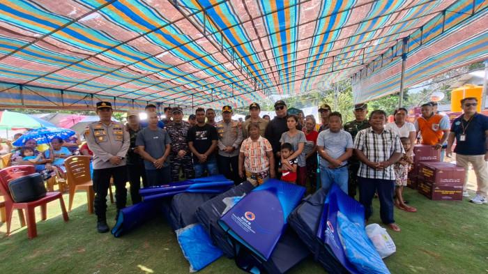 PASCA GEMPA - Di saat Pemerintah Kabupaten Kepulauan Sangihe bersama unsur Forkopimda turun langsung meninjau lokasi bencana dan menyerahkan bantuan kepada warga, masyarakat mengaku belum melihat kehadiran wakil rakyat untuk melihat secara langsung kondisi di lapangan.