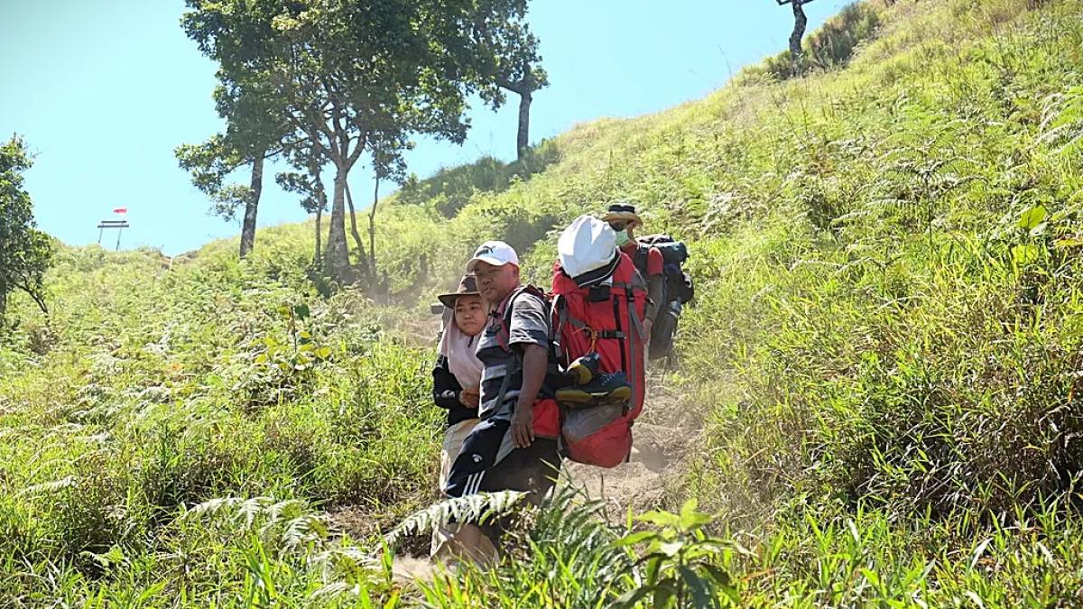 PENDAKI- berjalan menyusuri jalur pendakian menuju kawasan Savana Propok di Desa Bebidas, Kecamatan Wanasaba, Lombok Timur. Jalur ini menjadi akses menuju sejumlah titik camping di kawasan savana kaki Gunung Rinjani.
