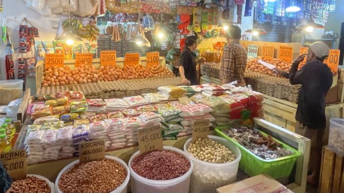 PASAR - Suasana di Pasar Bersehati Manado, Sulawesi Utara. Harga cabai rawit masih mahal.