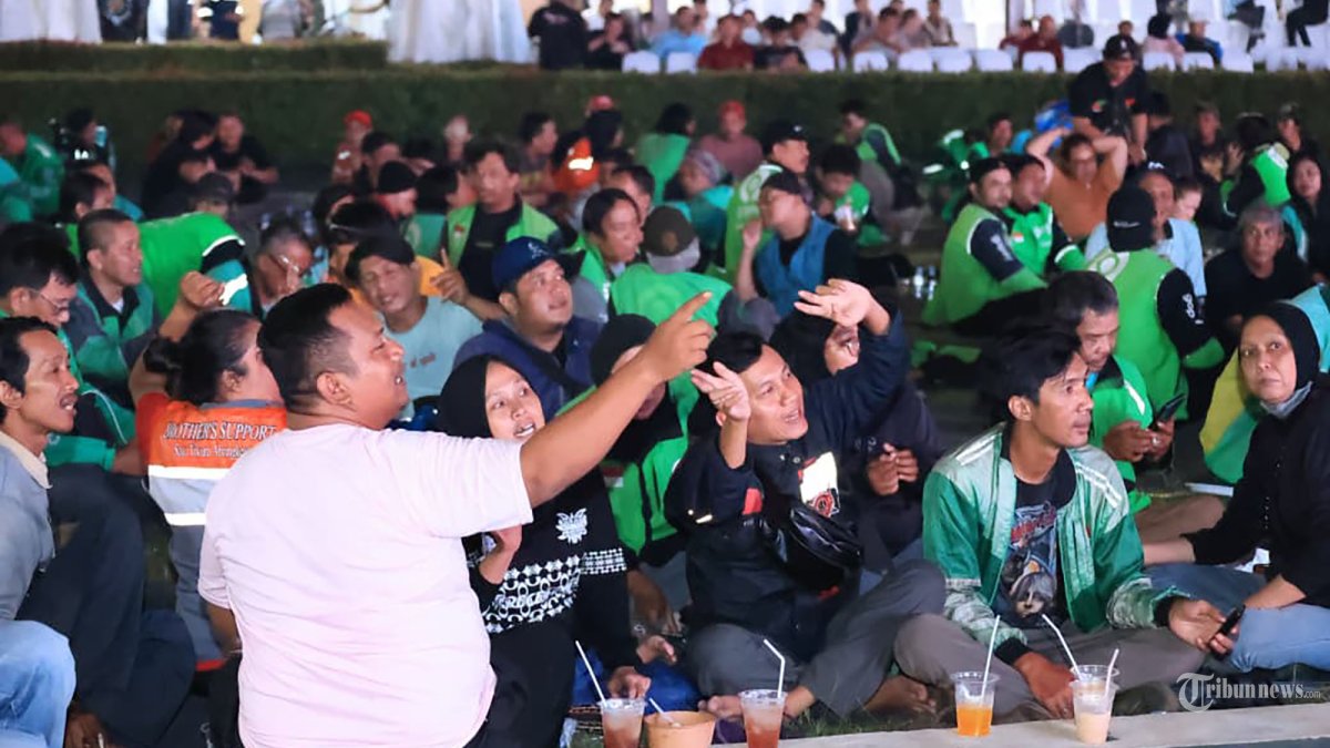 NOBAR PILDUN - Wakapolri Komjen Pol Dedi Prasetyo membuka kegiatan nonton bareng (nobar) Piala Dunia 2026 untuk Masyarakat di Lapangan Bhayangkara Mabes Polri, Jumat (12/6/2026) dini hari. Kegiatan ini dilaksanakan secara serentak di seluruh Indonesia mulai dari Mabes Polri, Polda, Polres, Polresta, Polrestabes hingga Polsek jajaran. TRIBUNNEWS/HO