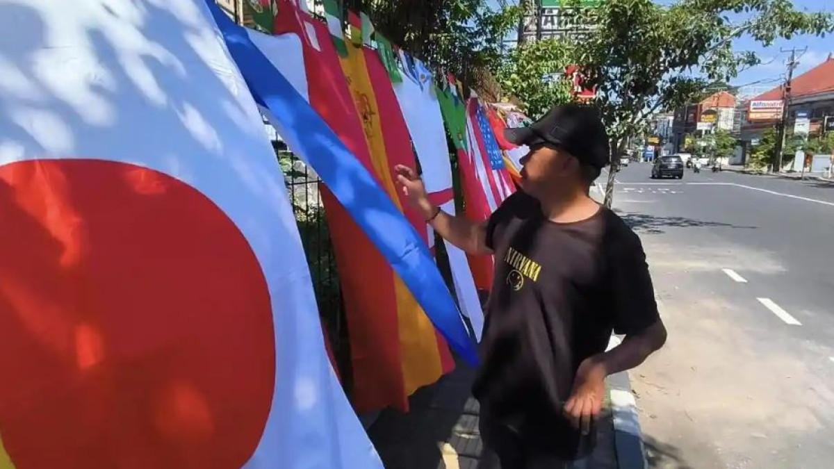 PEDAGANG DI BALI - Yudi Kusdiana (52), seorang pedagang musiman asal Rancaekek, Bandung