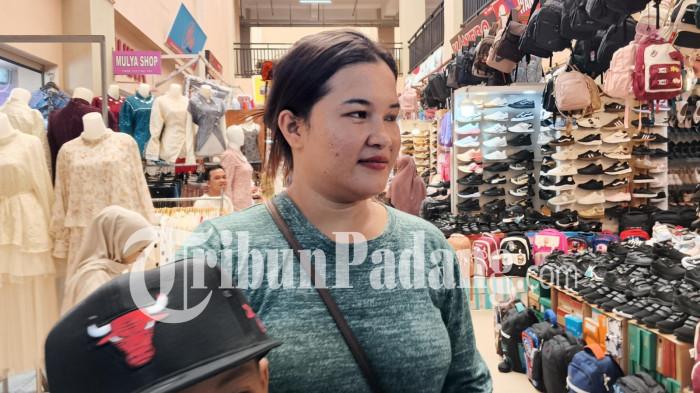 PERSIAPAN SEKOLAH- Intan Manda Putri bersama anaknya melihat seragam sekolah yang dijual pedagang di Pasar Raya Padang, Sumatera Barat, Selasa (16/6/2026). Sejumlah orang tua mulai berburu seragam, tas, sepatu dan perlengkapan sekolah lainnya untuk persiapan tahun ajaran baru meski harus menyiapkan anggaran lebih dari Rp 1 juta akibat kenaikan harga kebutuhan sekolah.