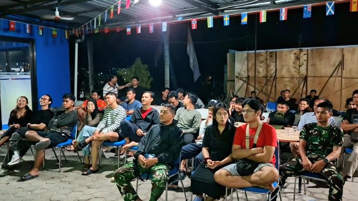 EKSPRESI TEGANG - Ekspresi tegang penonton di TVRI Kalteng saat menyaksikan laga Piala Dunia 2026.