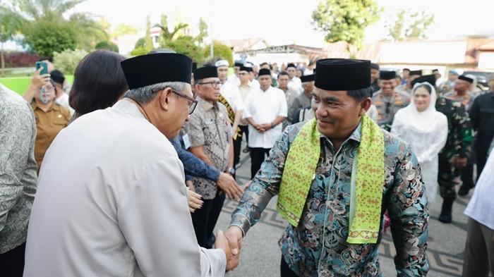 PEMPROV SULUT - Gubernur Sulawesi Utara Yulius Selvanus Komaling (YSK) saat momen hari raya Idul Adha 2026 di Manado, Sulawesi Utara. Gubernur YSK juga menyampaikan ucapan selamat Tahun Baru Islam 1 Muharram 1448 Hijriah kepada seluruh umat Muslim di Sulut pada Selasa (16/6/2026) pagi, di Wisma Negara Bumi Beringin, Jalan 2, Bumi Beringin, Kecamatan Wenang, Kota Manado, Sulawesi Utara (Sulut).