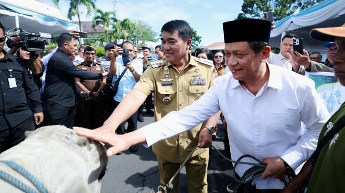 PEMPROV SULUT - Gubernur Sulawesi Utara Yulius Selvanus Komaling (YSK) saat momen hari raya Idul Adha 2026 di Manado, Sulawesi Utara. Gubernur YSK juga menyampaikan ucapan selamat Tahun Baru Islam 1 Muharram 1448 Hijriah kepada seluruh umat Muslim di Sulut pada Selasa (16/6/2026) pagi, di Wisma Negara Bumi Beringin, Jalan 2, Bumi Beringin, Kecamatan Wenang, Kota Manado, Sulawesi Utara (Sulut).