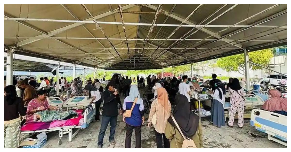 EVAKUASI PASIEN - Rumah Sakit Umum Daerah (RSUD) Provinsi Sulawesi Barat (Sulbar) mengevakuasi seluruh pasien keluar dari gedung perawatan pada Selasa (16/6/2026) siang. Gempa tersebut, mengakibatkan bangunan kantor Bupati Sigi hingga hotel dan auditorium kampus mengalami kerusakan.