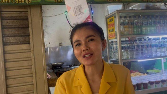 JUALAN TAKJIL - Karina Ranau istri Epy Kusnandar jualan gorengan dan sop buah di apartemen Kalibata, Jakarta Selatan selama bulan Ramadan. Gorengan hingga Sop Buah dibanderol mulai dari harga Rp5-10 ribu.