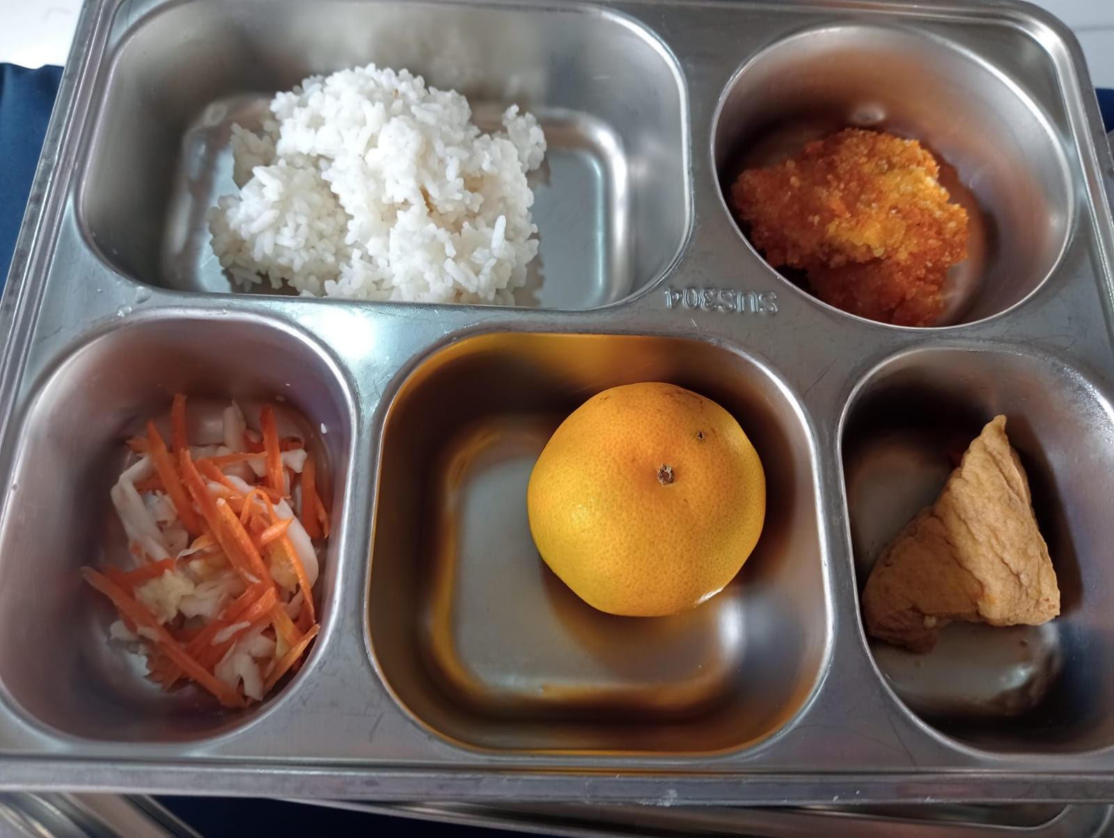 NASIB PEMBAGIAN MBG - Menu Makanan Bergizi Gratis (MBG) yang dibagikan di sekolah usai Kepala Badan Gizi Nasional (BGN) telah berganti.
