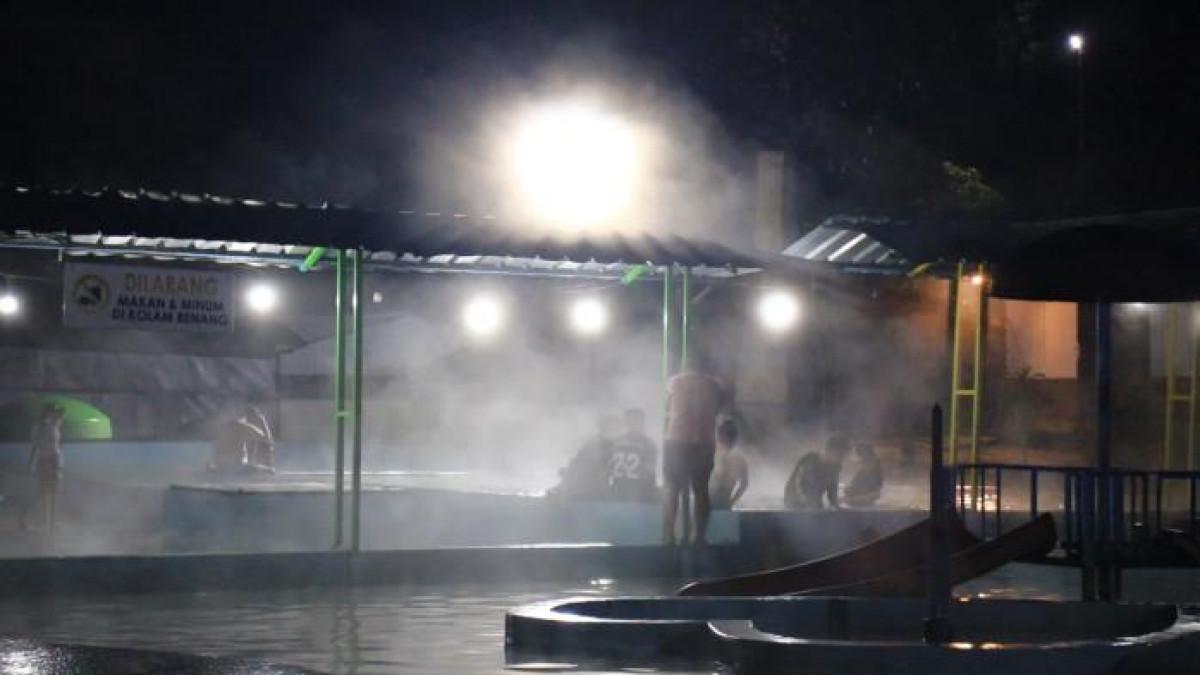 WISATA BANDUNG-Pemandian Air Panas Pangelengan semakin malam semakin ramai