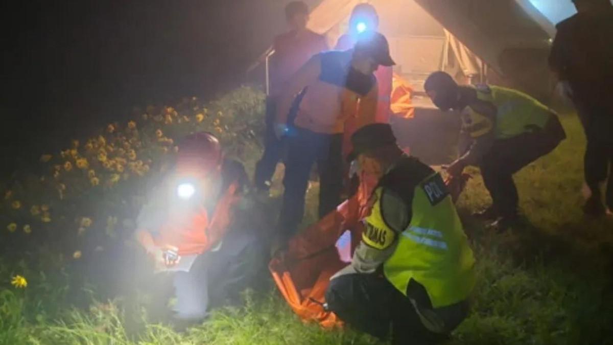 KEJADIAN VIRAL - Proses evakuasi satu keluarga tewas di glamping Temanggung.