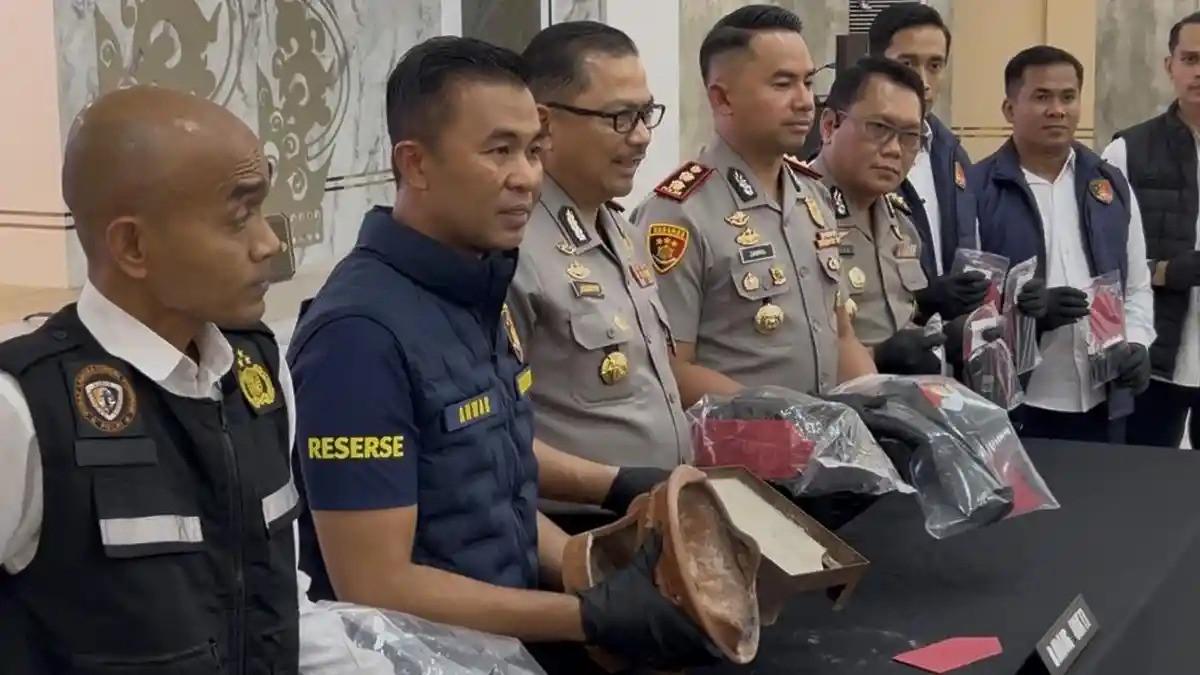 TUNJUKKAN TUNGKU - Dirreskrimum Polda Jateng, Kombes Pol Muhammad Anwar Nasir, bersama Kabid Humas, Kombes Pol Artanto, dan pejabat kepolisian lainnya menunjukkan barang bukti berupa tungku tanah liat saat konferensi pers pengungkapan penyebab kematian satu keluarga di Glamping Posong di Gedung Borobudur Mapolda Jateng, Kota Semarang, Senin (15/6/2026) sore. Tungku tersebut diduga menjadi sumber gas karbon monoksida yang menyebabkan empat anggota keluarga meninggal dunia di Glamping Safari Nomor 3, Taman Wisata Alam Posong, Kabupaten Temanggung, pada 27 Mei 2026.