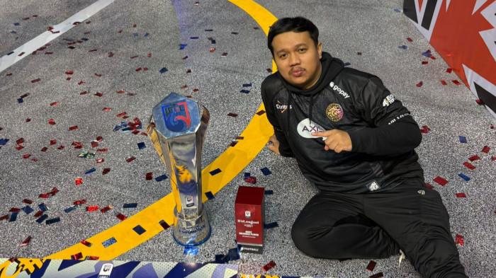 BERPOSE - Puspamba Harma Ibrahim berpose saat jadi juara IFEL League 1 ketika masih bersama EVOS.