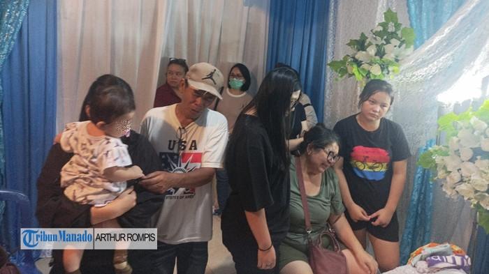 RUMAH DUKA - Suasana di rumah duka, Perumahan Taman Sari Metropolitan (TSM), Kelurahan Paniki Bawah, Mapanget, Manado, atas meninggalnya almarhumah Prily Somba, Senin (15/6/2026) malam. Amatan Tribunmanado.co.id Senin malam di rumah duka tampak dipadati pelayat. Tangis sanak keluarga dari almarhumah Prily tampak tumpah tak terbendung.