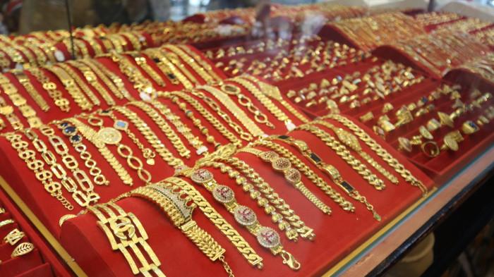 HARGA EMAS- Penampakan perhiasan jenis emas yang dijual di Toko Emas Damrah, kawasan Pasar Raya Padang, Kecamatan Padang Barat, Kota Padang, Sumatea Barat, Selasa (16/6/2026). Harga emas perhiasan untuk takaran khas masyarakat Minangkabau, yakni satu Ameh (setara sekitar 2,5 gram), saat ini dibanderol berkisar di angka Rp6 juta, Selasa (16/6/2026).