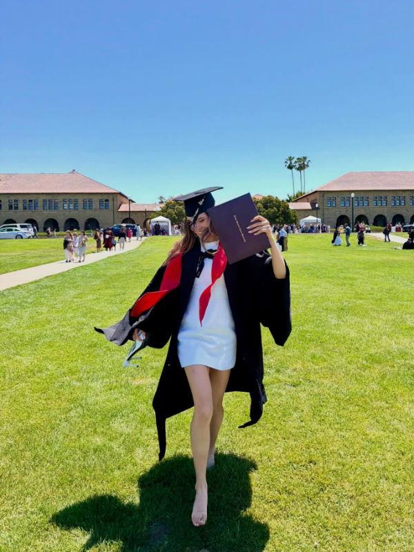 Eileen Gu beamed on campus. Photo: Instagram
