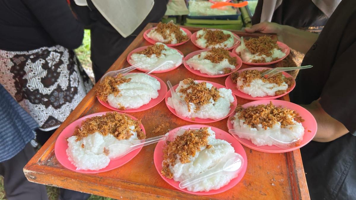 KIRAB PAGER BANYU - Jenang manggul sebagai hidangan istimewa saat rangkaian Mapak Suran #6 untuk menyambut Bulan Suro, Minggu (14/6/2026).