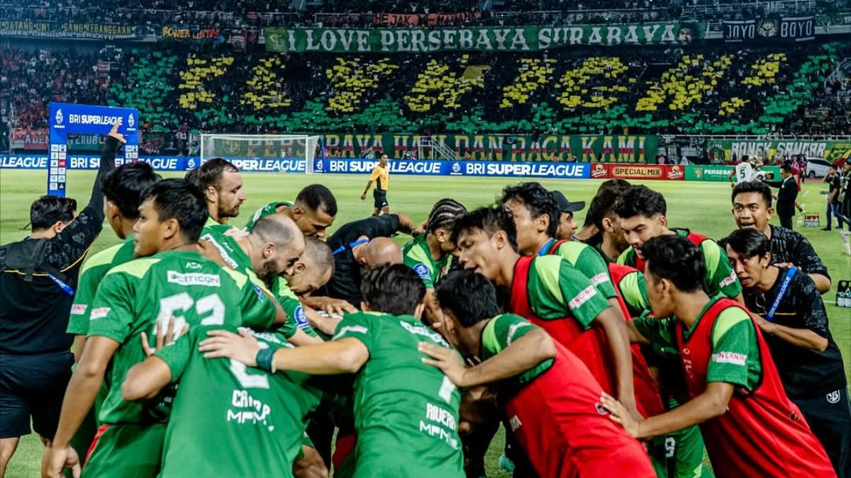 RUMOR TRANSFER PERSEBAYA SURABAYA - Potret kebersamaan skuad Persebaya Surabaya di gelaran Liga 1 2025/2026.