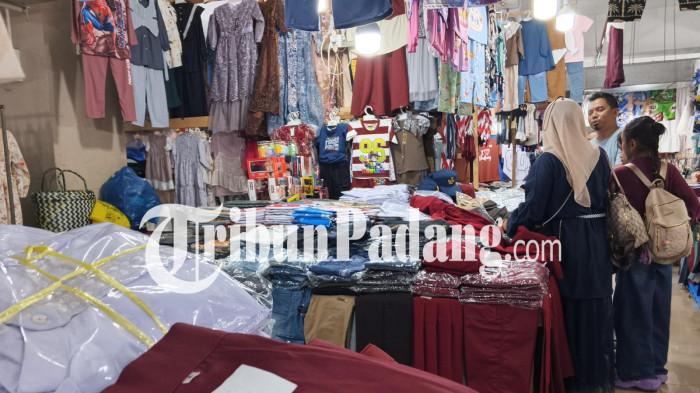 PERLENGKAPAN SEKOLAH NAIK– Seorang warga memilih seragam sekolah anak di salah satu toko di Pasar Raya Padang, Sumatera Barat, Selasa (16/6/2026). Menjelang tahun ajaran baru 2026/2027, harga sejumlah perlengkapan sekolah seperti seragam, tas dan sepatu mengalami kenaikan hingga 30 sampai 50 persen.