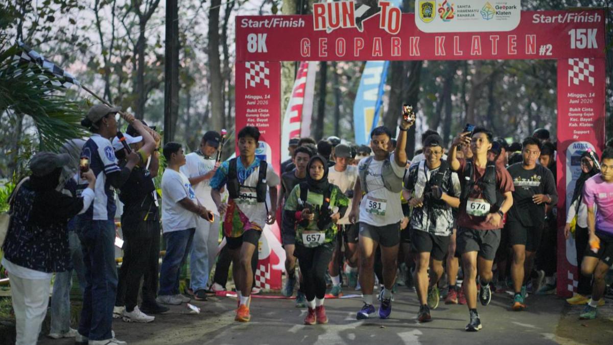 KABAR KLATEN - Keseruan peserta lari Run To Geopark Klaten 2026.