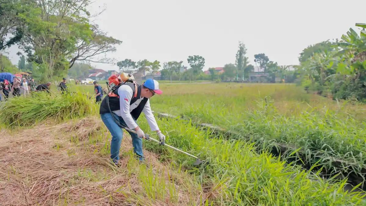 KABAR KLATEN - Bupati Klaten Hamenang Wajar Ismoyo ikut memungut sampah saat kegiatan gotong royong membersihkan TPS Bareng Lor, Minggu (14/6/2026).