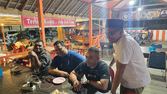 Musliadi, hay còn gọi là Gam Kleng (trái), xem bóng đá cùng bạn bè tại quán cà phê Warkop Sareng Kupi, Banda Aceh, tối 15/6/2026.