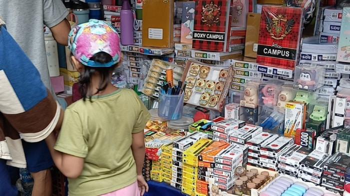 Lapak pedagang perlengkapan sekolah meliputi buku hingga alat tulis di Pasar Jatinegara, Jakarta Timur, Selasa (16/6/2026).