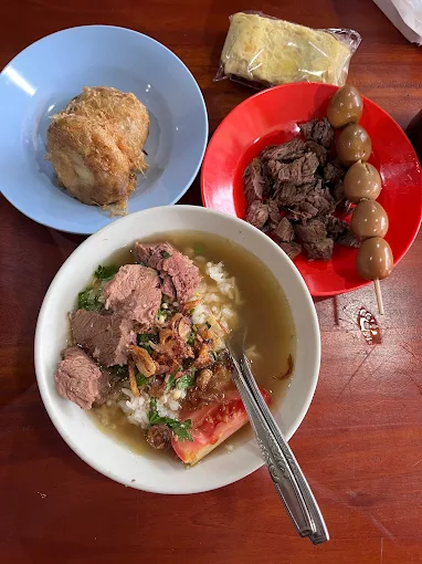 Soto Pak Keman berlokasi di Jalan Yudhistira No.16, Serengan, Kec. Serengan, Kota Surakarta, Jawa Tengah 