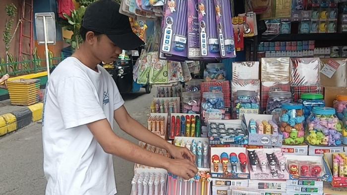 Lapak pedagang perlengkapan sekolah meliputi buku hingga alat tulis di Pasar Jatinegara, Jakarta Timur, Selasa (16/6/2026).