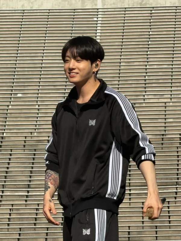 Jungkook wore a tracksuit at the rehearsal. Photo: Instagram jeonggukgurll