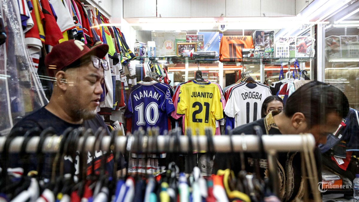 PENJUALAN JERSEY - Calon pembeli memilih berbagai jersey tim nasional di Jakarta Football Shop, Jakarta, Selasa (16/6/2026). Perhelatan Piala Dunia 2026 mendorong peningkatan penjualan jersey tim nasional yang dijual dengan harga dari Rp500 ribu hingga lebih dari Rp1 juta per jersey. TRIBUNNEWS/IRWAN RISMAWAN