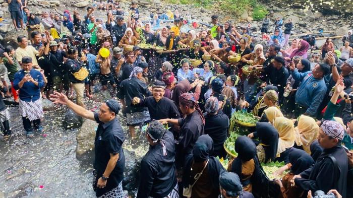 RUWAT BUMI GUCI: Setelah memandikan wedus kendit dilanjutkan menebarkan campuran bunga melati dan bunga tabur ke sekitar sumber air panas Pancuran 13 sebagai rangkaian Ruwat Bumi Guci, pada Selasa (16/6/2026). Pada kesempatan itu, Wakil Bupati Tegal Ahmad Kholid menyampaikan, Ruwat Bumi tahun ini merupakan momentum mengembalikan Guci seperti sebelumnya. 