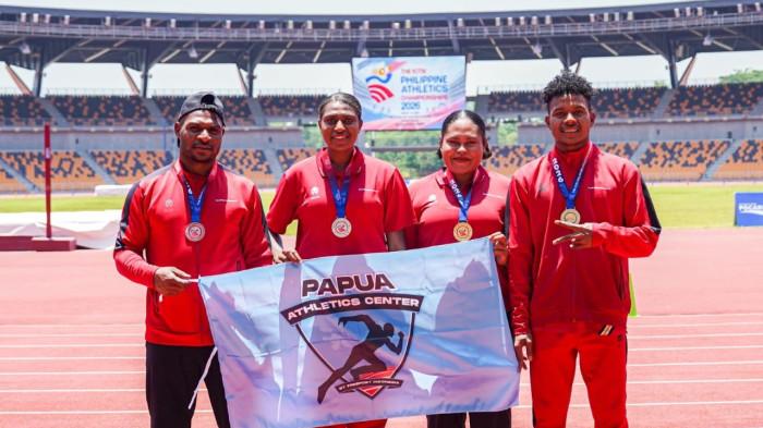 REKORNAS PECAH – Kresensia Mobok Ndiken berpose bersama atlet Papua Athletics Center usai berlaga di ICTSI Philippine Athletics Championship 2026, Filipina. Atlet asal Merauke itu memecahkan Rekor Nasional U-20 lempar lembing putri yang bertahan 17 tahun, saat PAC membawa pulang empat medali.