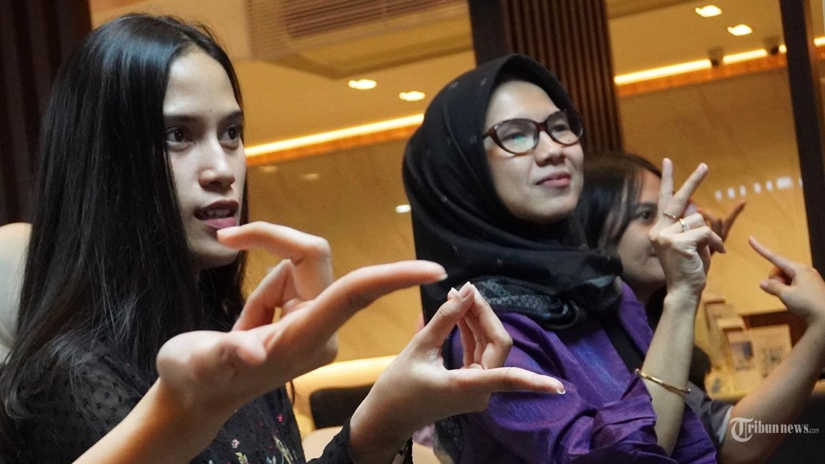 Sejumlah karyawan berlatih bahasa isyarat dengan bimbingan yang diberikan pengajar dari Sekolah Luar Biasa Negeri (SLBN) Cicendo di Kantor Cabang UOB Indonesia Dago, Jalan Diponegoro, Kota Bandung, Jawa Barat, Kamis (7/3/2024). Program pelatihan bahasa isyarat yang diselenggarakan berkelanjutan ini penting untuk para karyawan yang nantinya bisa melayani dengan baik calon nasabah yang punya keterbatasan indra pendengaran dan berbicara atau tunarungu dan tunawicara. (TRIBUN JABAR/GANI KURNIAWAN)