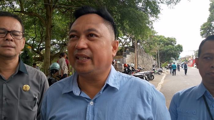 BERI KETERANGAN - Kepala Dinas Perindag KUMKM Kota Tasikmalaya Sofian Zaenal Mutaqien memberikan keterangan soal pembatasan kegiatan di tengah menyusutnya fiskal daerah.