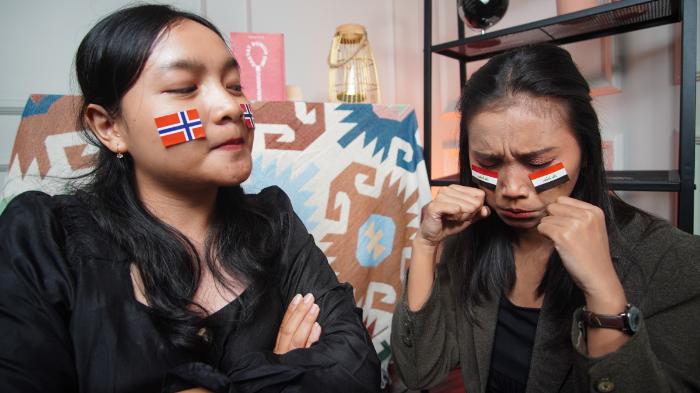 Dua wanita mengenakan striker Norwegia dan Irak di wajah sebagai bentuk dukungan pada Piala Dunia 2026, di Kota Solo, Jawa Tengah, Senin (15/6/2026).