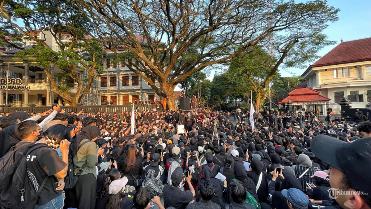 DEMO MAHASISWA - Massa aksi dari Aliansi Amarah Brawijaya menggelar aksi demonstrasi di depan gedung DPRD Kota Malang, Jawa Timur, Senin, (15/6/2026). Massa aksi menuntut perbaikan tata kelola perekonomian nasional diantaranya mendorong pemerintah untuk menurunkan harga BBM dan kebutuhan pokok lainnya serta menghentikan program Makan Bergizi Gratis (MBG) dan Koperasi Desa Merah Putih (KDMP). SURYA/PURWANTO