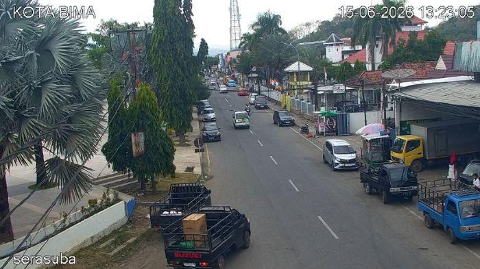 PRAKIRAAN CUACA NTB - Suasana di kawasan Lapangan Serasuba (Alun-alun Kota Bima) terletak di Kelurahan Paruga, Kecamatan Rasanae Barat, Kota Bima, Nusa Tenggara Barat pada hari Senin 15 Juni 2026 pukul 13.25 WITA.