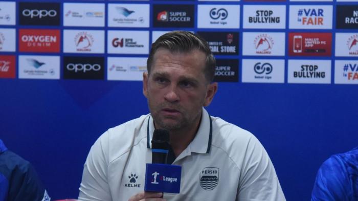 JUMPA PERS - Asisten pelatih Persib Bandung Igor Tolic dalam sesi jumpa pers di Stadion Gelora Kie Raha, Ternate pada Sabtu (13/12/2025) menjelang laga tunda pekan ke-12 Super League 2025/2026 melawan Malut United.