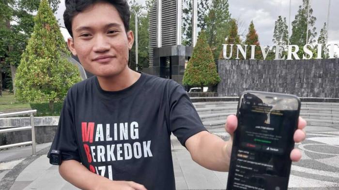 Ketua Badan Eksekutif Mahasiswa Universitas Gadjah Mada (UGM) Tiyo Ardianto saat menunjukan teror dalam bentuk pesan yang masuk ke handphonenya, Jumat (13/02/2026).(KOMPAS.COM/YUSTINUS WIJAYA KUSUMA)