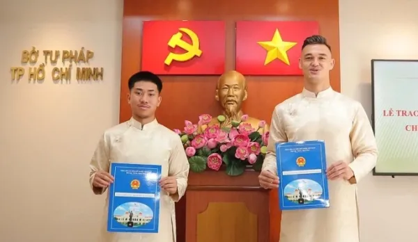 Ngo Dang Khoa (L) and Patrick Le Giang received Vietnamese citizenship on May 13, 2026. Photo by Read/Dinh Vien.