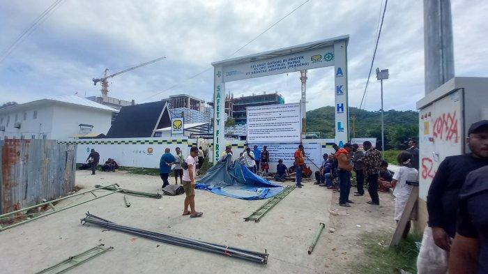 BLOKADE PROYEK - Pemilik Hak Ulayat dari Suku Mebri memalang akses masuk pengerjaan Proyek RS.UPT Vertikal Papua di Kompleks Konya, Lapangan Trikora Abepura, Kota Jayapura, Selasa (2/7/2024).