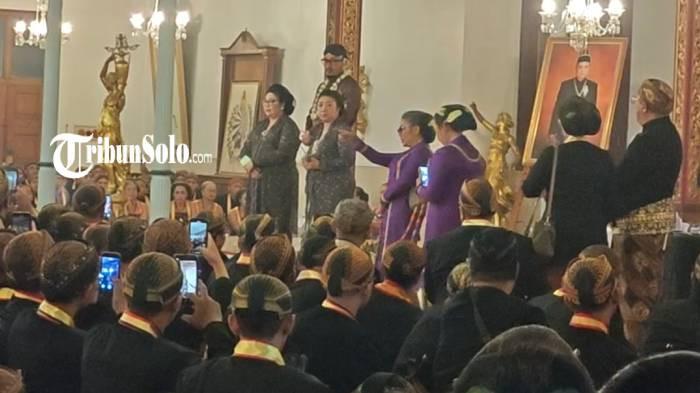 MEMANAS. Sejumlah kerabat hingga abdi dalem memenuhi Sasana Sewaka menjelang Kirab Suro, Selasa (16/6/2026). Sebelum pelaksanaan kirab, sempat terjadi adu mulut antara kedua kubu.