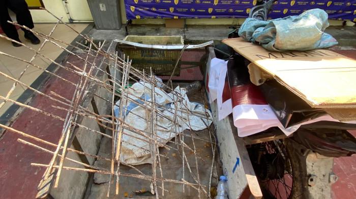 BB becak motor pelaku SF bermuatan besi hasil curian di pelita kini terparkir di Polda Kepri, Rabu (17/6).