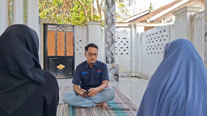 KEJAHATAN SEKSUAL- Anak usai 15 tahun (Kerudung Hitam) bersama orangtuanya (Kerudung Biru) warga Kecamatan Pakisjaya jadi korban kekerasan seksual yang diduga pelakunya pemimpin majelis dzikir. (TribunBekasi/Muhammad Azzam).