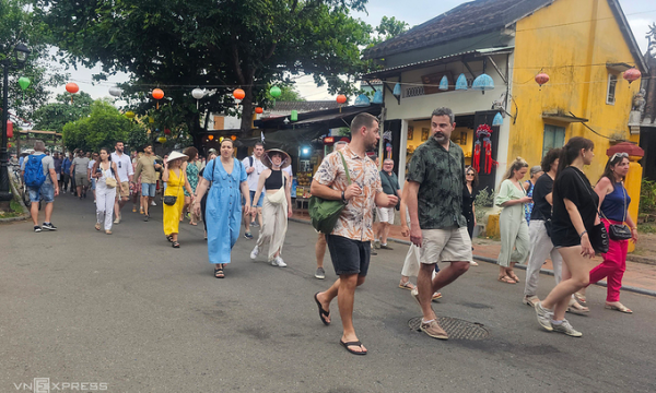 Foreign tourists walk in Hoi An ancient city in central Vietnam. Photo by VnExpress/Dac Thanh