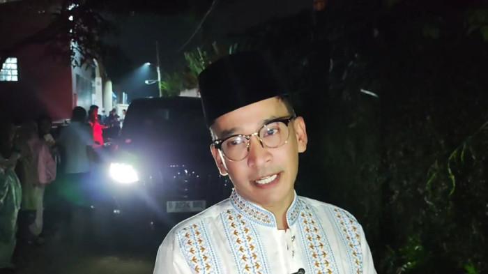 RAMADAN  RUBEN ONSU- Ruben Onsu saat ditemui awak media di kawasan Sawangan, Depok, Rabu (18/2/2026). Ruben mengakui masih dalam tahap belajar dan menyebut Ramadan kali ini menjadi momentum untuk memperdalam ibadah, termasuk membaca Al-Qur’an.