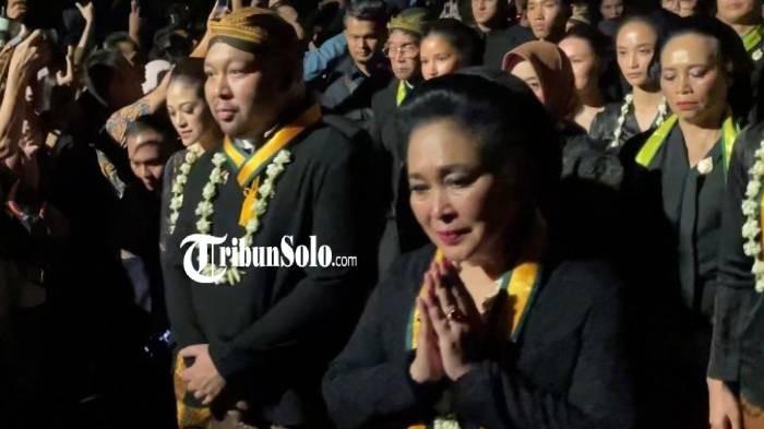 KIRAB SURO. Rombongan Kirab Malam 1 Suro di Puro Mangkunegaran, Solo, Jawa Tengah pada Selasa (16/6/2026). Dalam rombongan ada putra Presiden RI Prabowo Subianto, Didit Hediprasetyo menemani sang ibu Titiek Suharto.